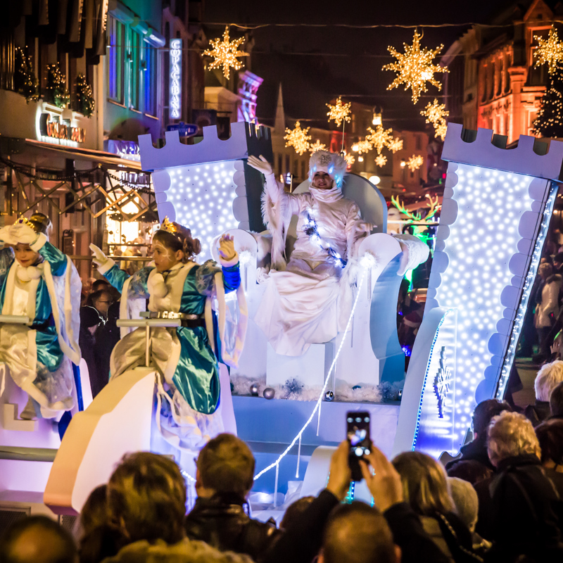 Publiek kijkt naar de praalwagen de Ice Queen die door de straten van Valkenburg rijdt
