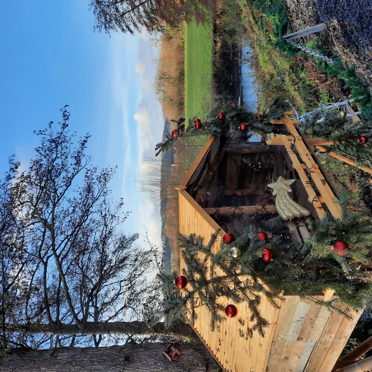 Grote houten kerststal in een Zuid-Limburgs landschap